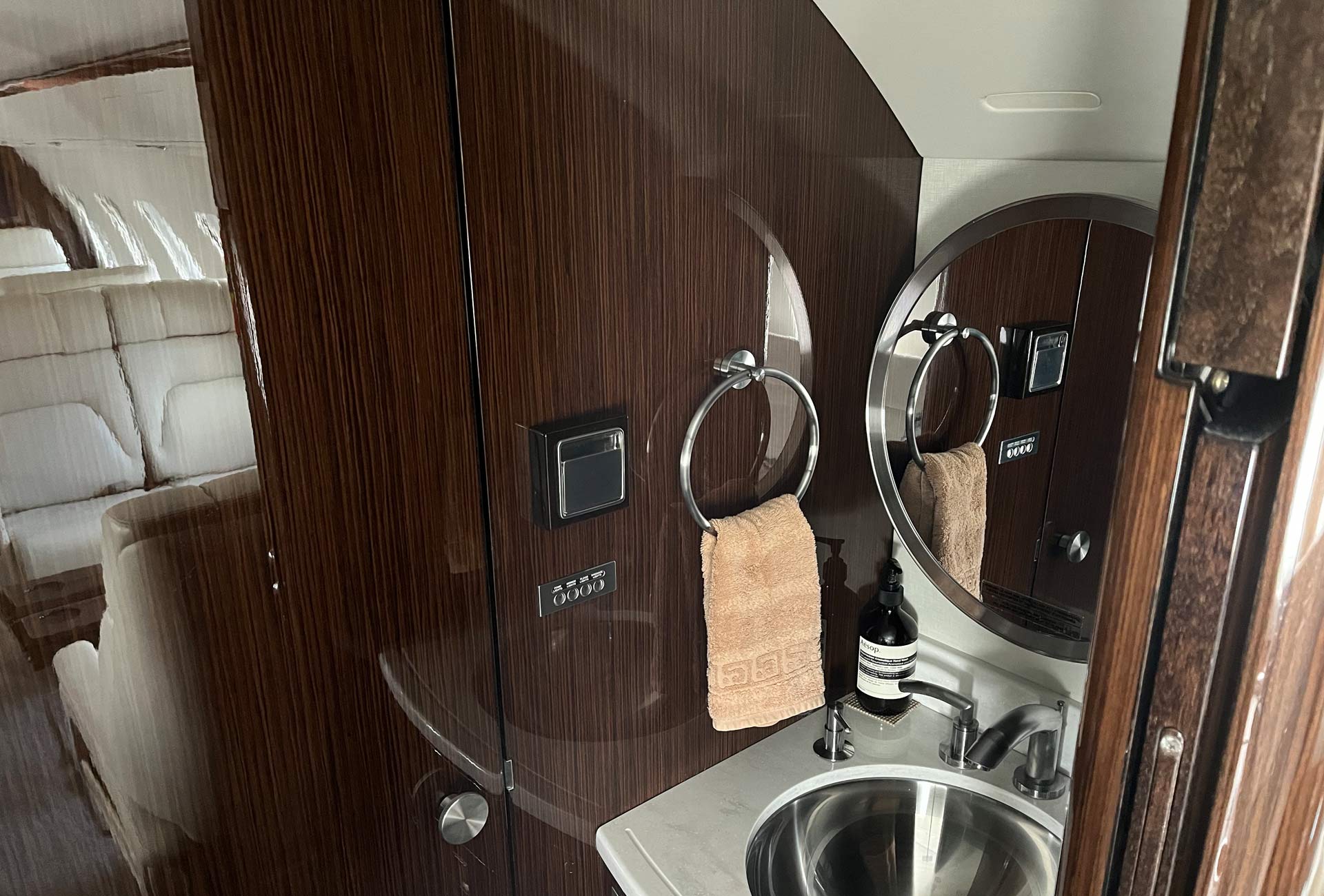 Bombardier Challenger 605 lavatory