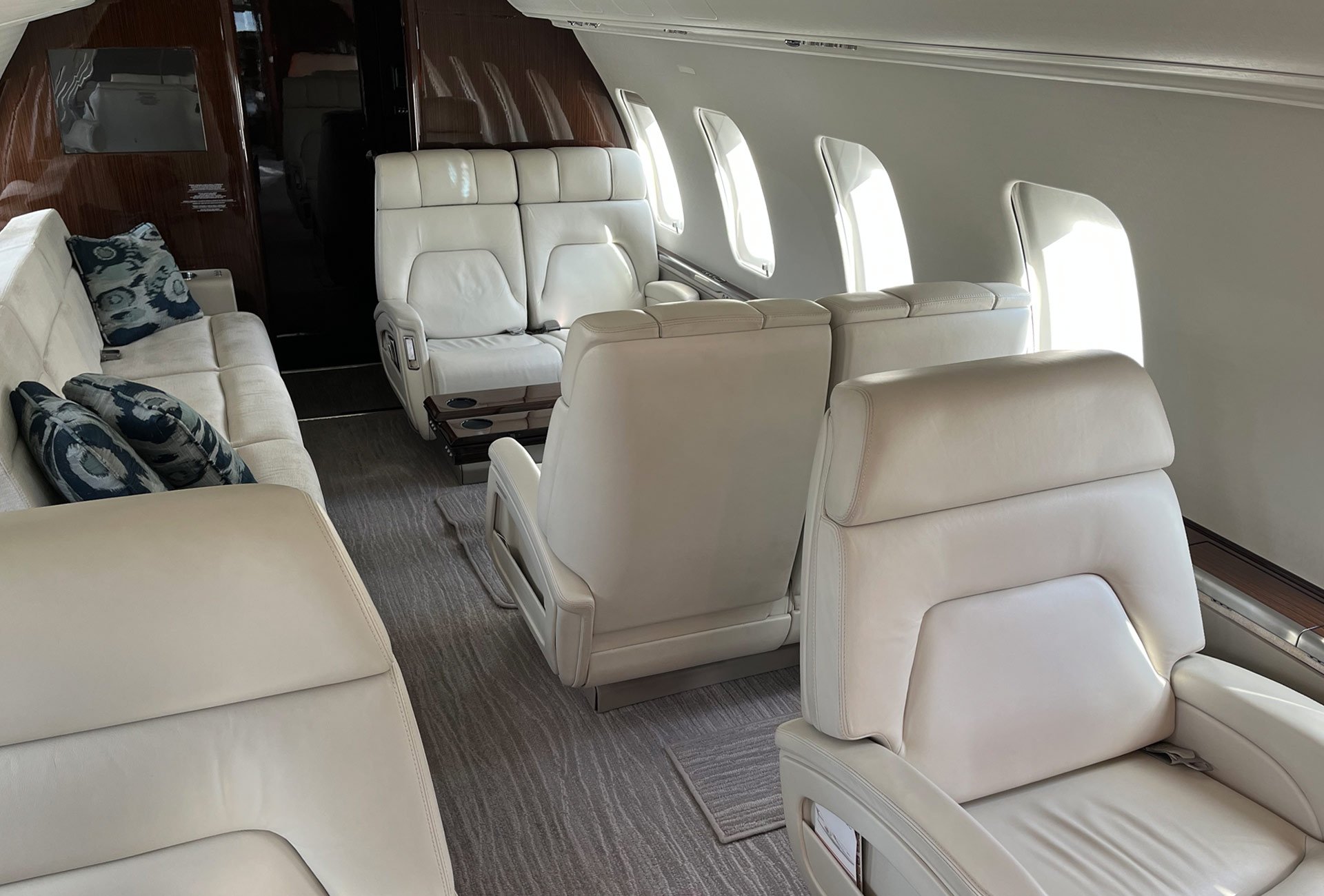 Bombardier Challenger 605 cabin, seating 12 passengers