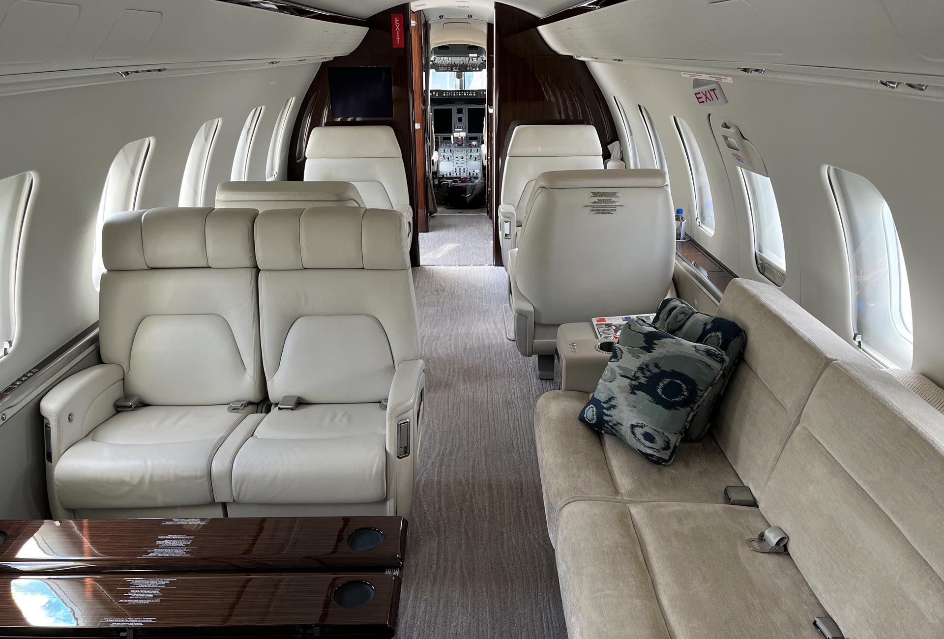 Bombardier Challenger 605 cabin, seating 12 passengers