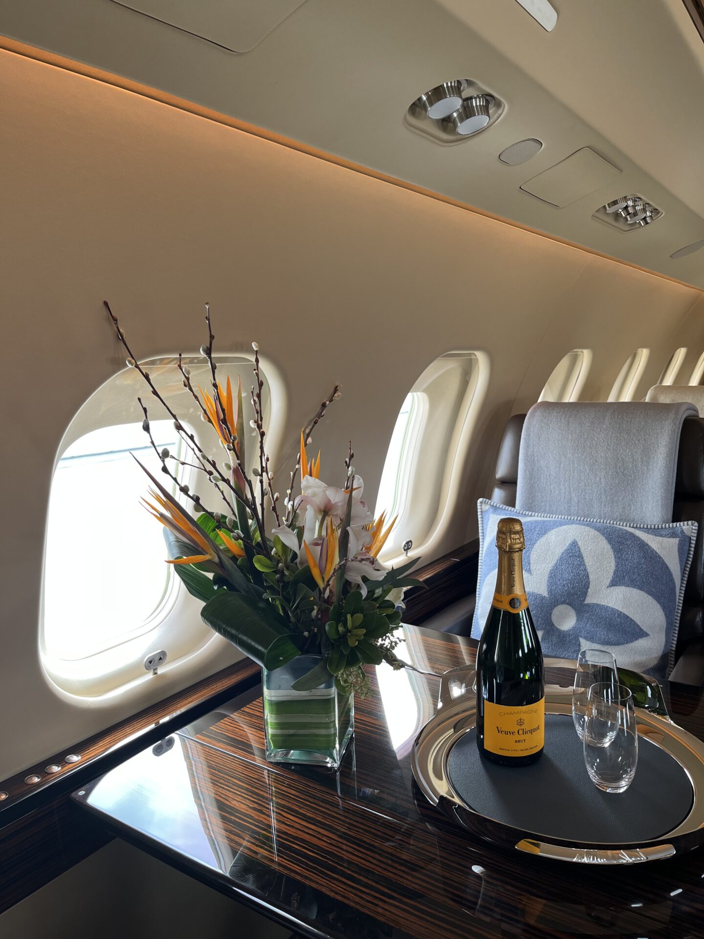 Global 6000 champagne on table 