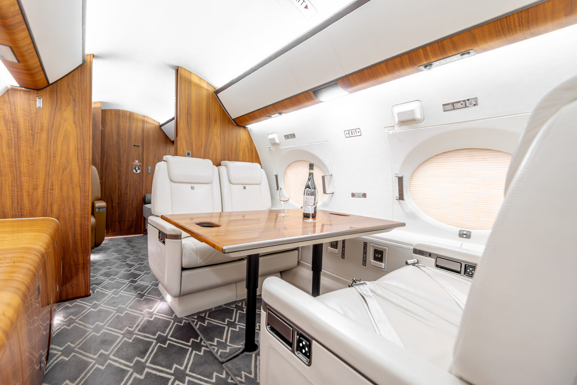 Gulfstream G550 4-place conference group seating